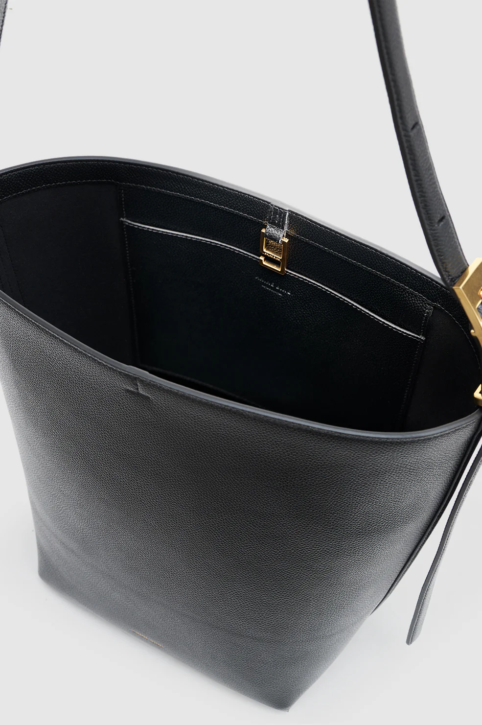 717-elly-bucket-bag-grained-leather-black-4.webp Elly Bucket Bag Grained Leather - Black